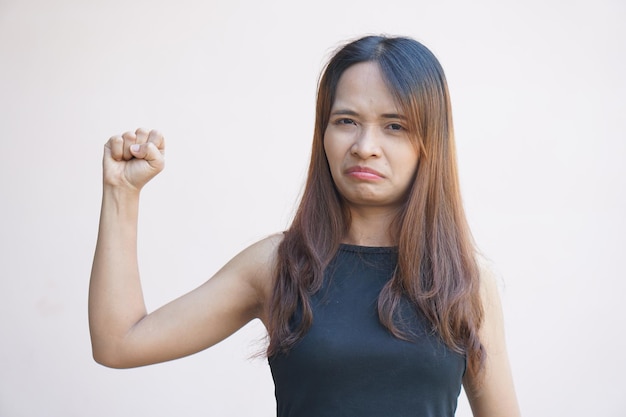 Las mujeres levantan los puños para que sepan que están peleando