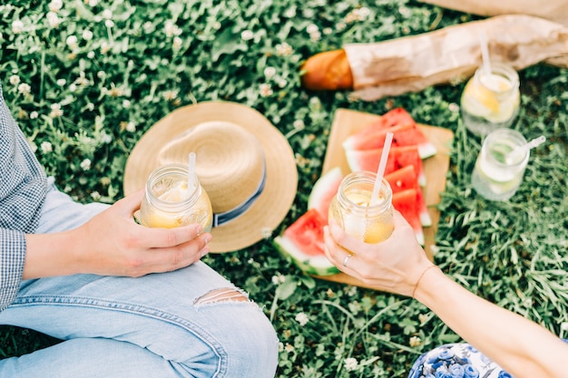 Foto mujeres con limonada en picnic