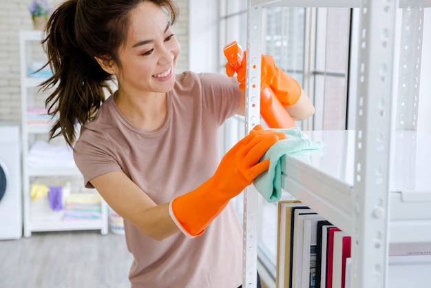 Las mujeres limpian la casa con ropa y líquido.