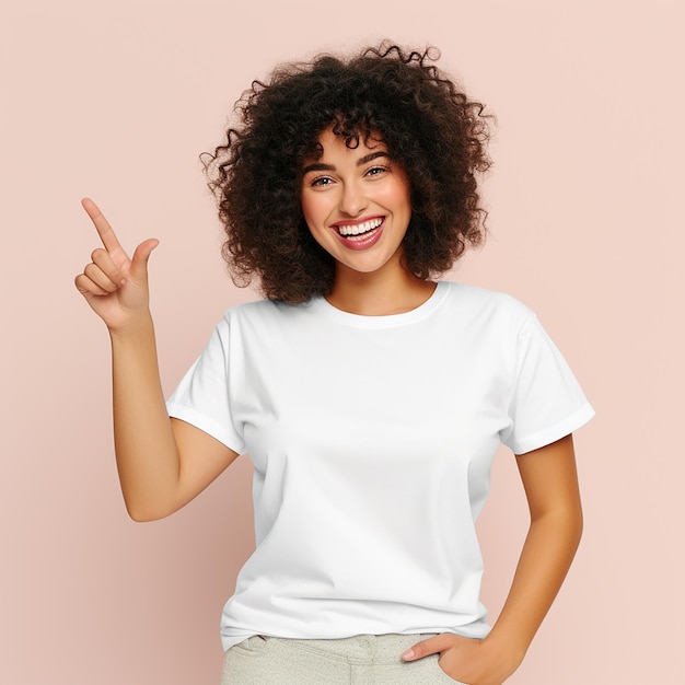 Mujeres lindas Personas con expresión excitada señalando una maqueta de camiseta