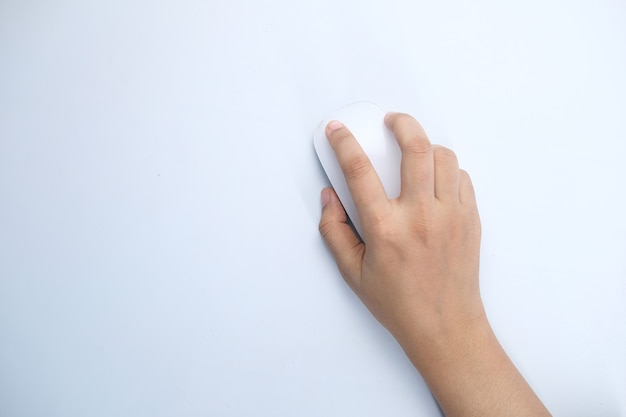 Las mujeres de la mano con el ratón de la computadora en el espacio en blanco.