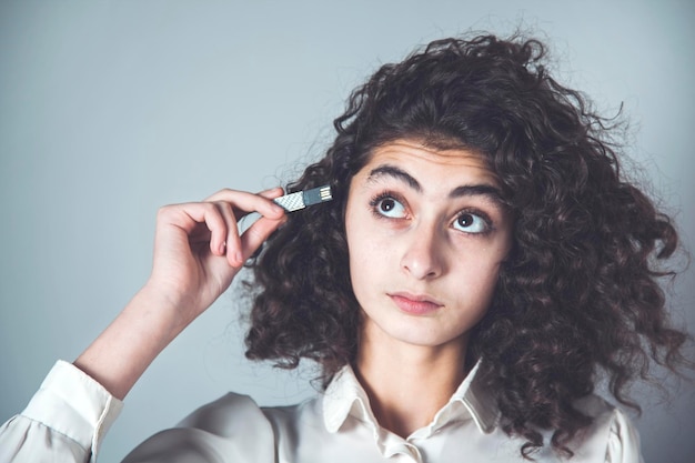 Mujeres mano usb en la cabeza