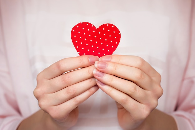 Mujeres manos sosteniendo un corazón en sus manos