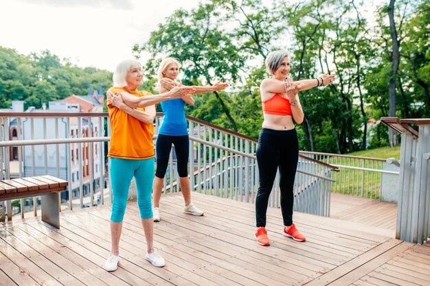 Foto mujeres mayores activas haciendo fitness en un parque