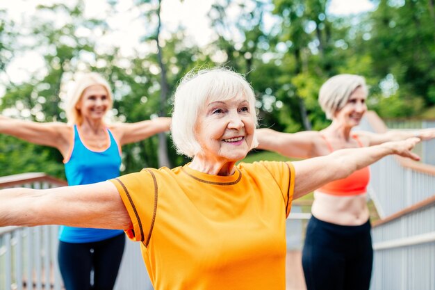 Mujeres mayores activas haciendo fitness en un parque