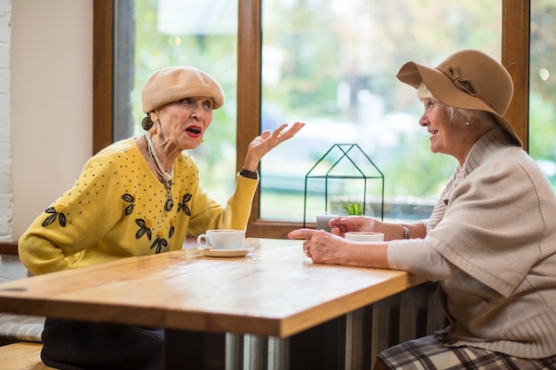 Mujeres mayores y mesa de café