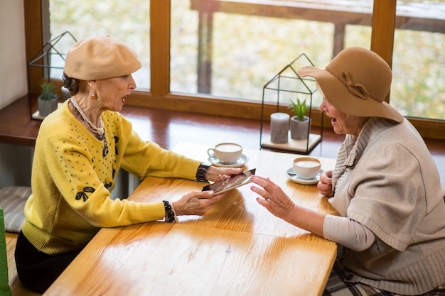 Mujeres mayores y una tableta