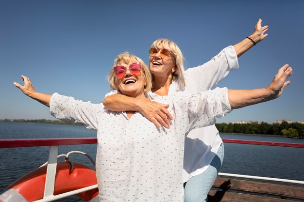 Mujeres mayores de tiro medio en barco