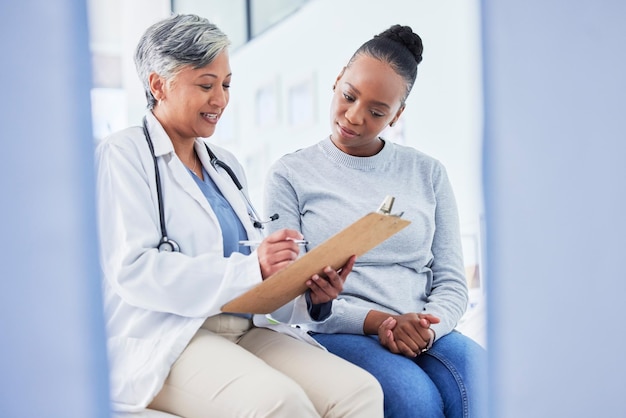 Foto mujeres médicas y lista de verificación en servicios hospitalarios de apoyo de atención médica y cuadros o resultados del historial del paciente enfermera senior escribiendo en el portapapeles para el registro en la clínica o consulta médica