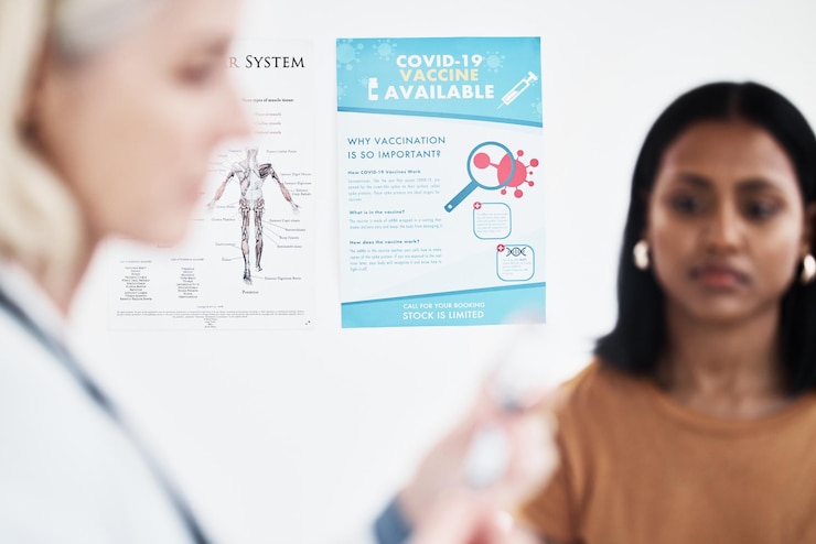 Foto mujeres médico y paciente con aguja para medicamentos de covid en la clínica de bienestar para ayuda de seguridad o detener el virus médicos y jeringas para la vacuna atención médica y productos farmacéuticos para corona en el hospital
