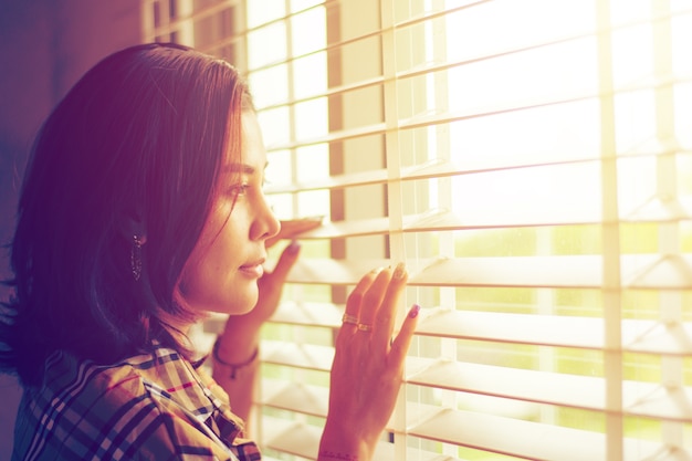 Mujeres mirando por las ventanas