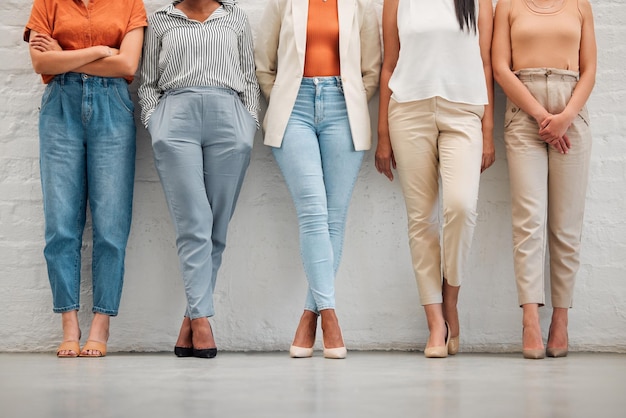 Mujeres de moda y con estilo de pie en una fila para una entrevista de trabajo de marketing de diseño o estilista Mujeres profesionales jóvenes elegantes y frescas informales organizadas listas y esperando en línea