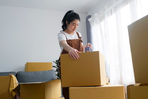 Mujeres modernas que se mudan a casa, apartamento, ocio, actividad interior sola