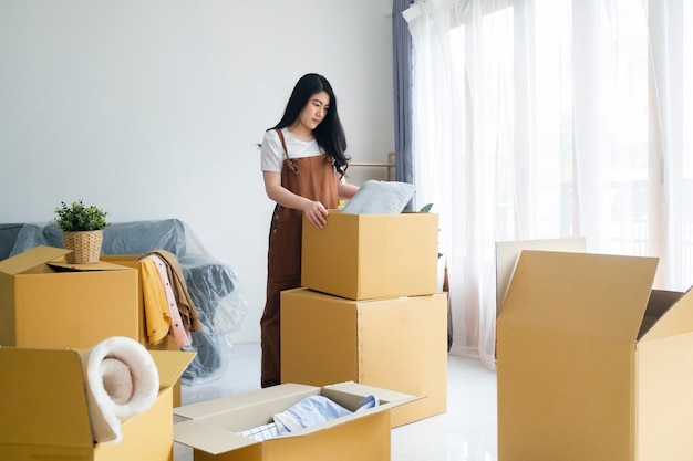 Mujeres modernas que se mudan a casa, apartamento, ocio, actividad interior sola