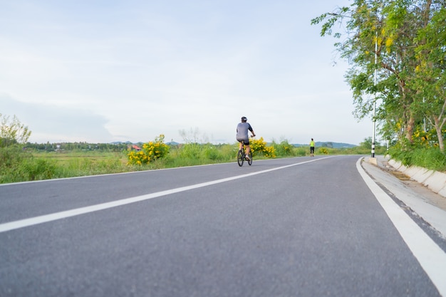 Foto mujeres montando una bicicleta en tailandia