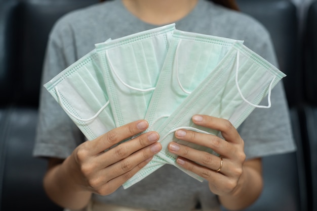 Foto mujeres con muchas máscaras faciales médicas antivirus con coronavirus fijo y cuarentena, concepto de pandemia de coronavirus.