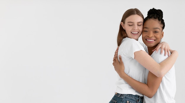 Foto mujeres multiculturales posando con espacio de copia