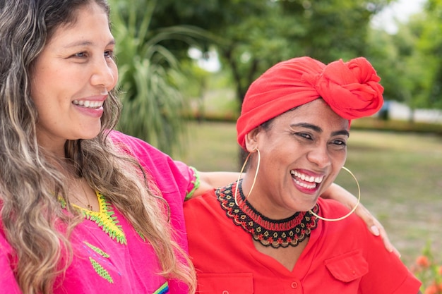 Mujeres multiétnicas charlando y divirtiéndose en el parque