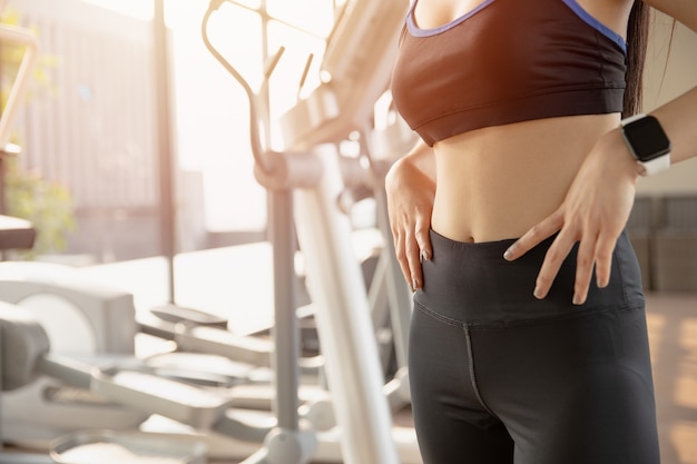 Mujeres con músculos abdominales Slim Abs en forma y firme en ropa deportiva en el gimnasio sport club