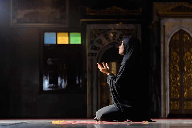 Mujeres musulmanas con camisas negras Haciendo oración De acuerdo con los principios del Islam.