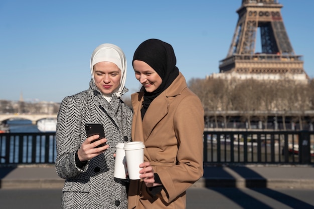 Foto mujeres musulmanas viajando juntas a paris.