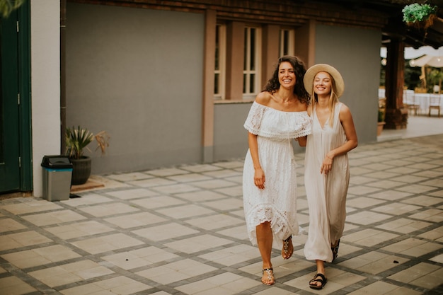 Mujeres muy jóvenes caminando en el resort