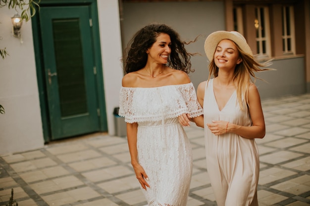 Mujeres muy jóvenes caminando en el resort