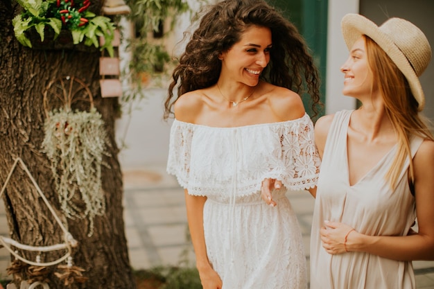 Mujeres muy jóvenes caminando en el resort