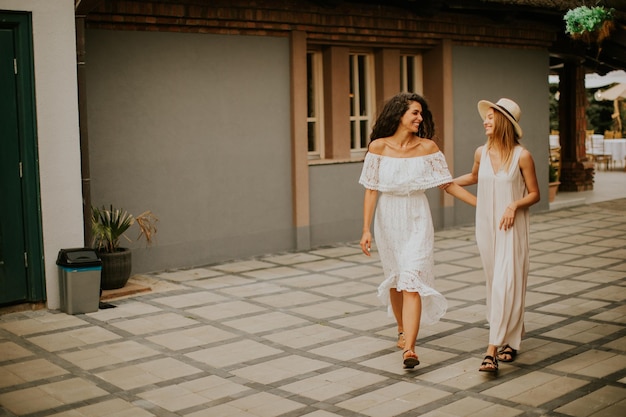 Mujeres muy jóvenes caminando en el resort