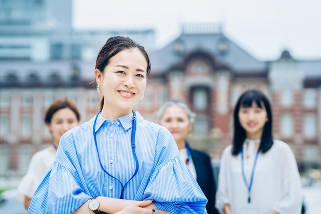 Mujeres de negocios alineadas al aire libre