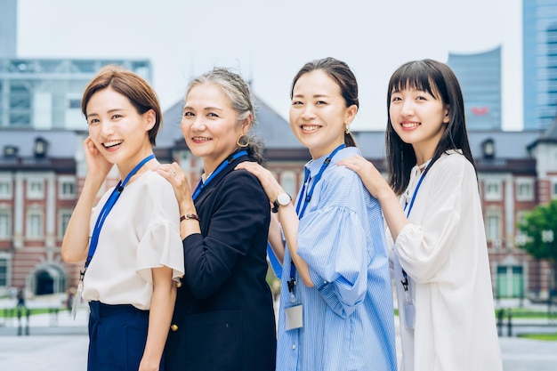 Mujeres de negocios alineadas con sonrisas