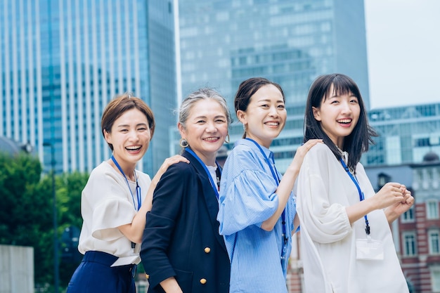 Mujeres de negocios alineadas con sonrisas