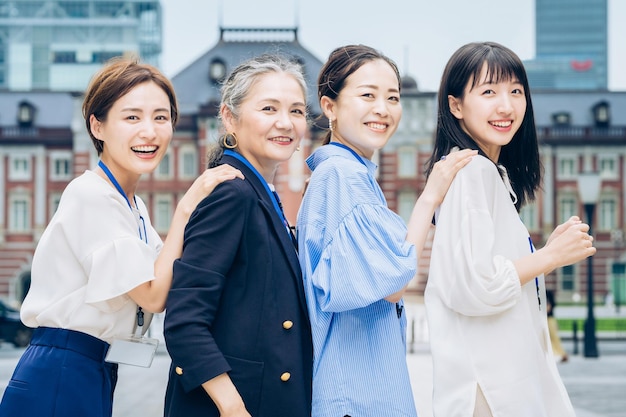 Mujeres de negocios alineadas con sonrisas