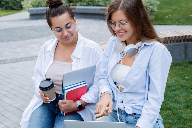 Foto las mujeres de negocios de aspecto europeo discutieron el proyecto de trabajo comparten el éxito al aire libre en el parque