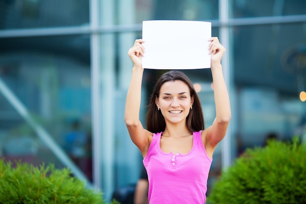 Mujeres de negocios con el cartel con mensaje de bienvenida.