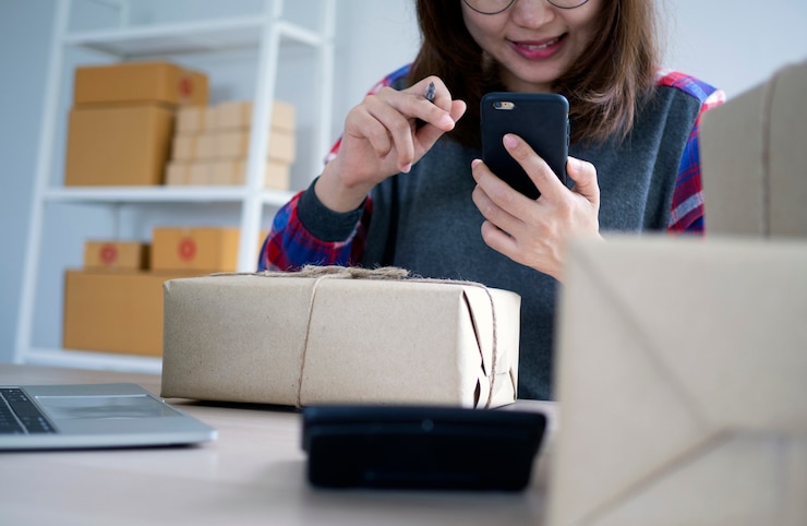 Foto las mujeres de negocios chatean felices con los clientes en línea.