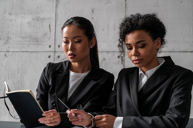 Mujeres de negocios discutiendo trabajo en la oficina