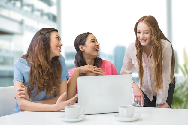 Mujeres de negocios felices en un escritorio usando una computadora