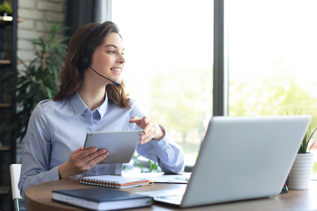 Mujeres de negocios independientes que utilizan la tableta de videoconferencia de llamada de trabajo con el cliente en el lugar de trabajo en casa.