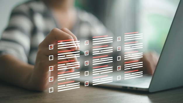 Mujeres de negocios marque una marca de evaluación cuestionario evaluación encuesta en línea examen en línea elija la respuesta correcta en el examen llenando un formulario de encuesta en línea responda al concepto de preguntas de la prueba