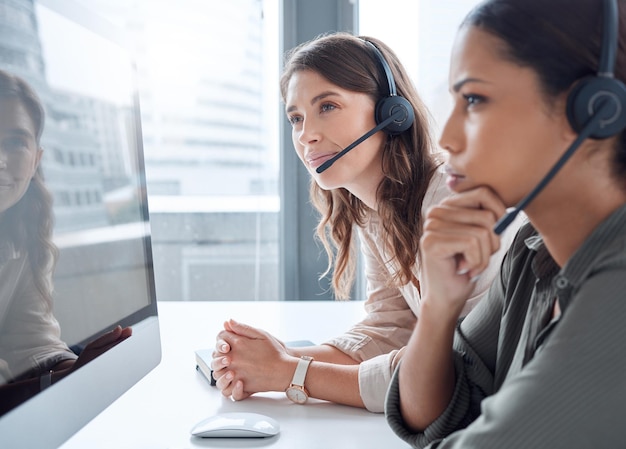 Mujeres de negocios mentor colaboración y telemarketing éxito de centro de llamadas y trabajadores de ayuda web Coworking empleado y sonrisa de ventas de crm en sitio web empresa de consultoría con servicio al cliente