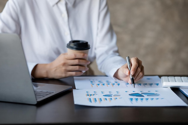 Las mujeres de negocios miran los documentos financieros de la empresa para analizar problemas y encontrar soluciones antes de llevar la información a una reunión con un socio Concepto financiero