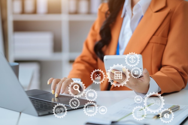 Foto mujeres de negocios o contadoras que trabajan en una computadora portátil con un diagrama gráfico de documentos comerciales y una calculadora en la mesa de la oficina