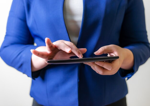 Foto mujeres de negocios con ordenador portátil sobre fondo borroso, concepto de red de conexión de personas de tecnología