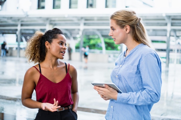 Foto las mujeres de negocios que hablan encuentran una solución a los problemas que surgen al hacer negocios juntos