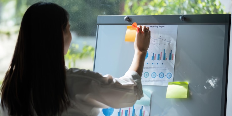 Foto mujeres de negocios que sostienen un dardo apuntando al objetivo centro concepto de objetivo de negocio objetivo objetivo enfoque concepto metáfora para apuntar al marketing o concepto de flecha objetivo