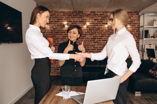 Mujeres de negocios que trabajan en la oficina