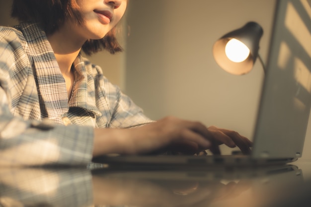 Mujeres de negocios que trabajan en su computadora portátil