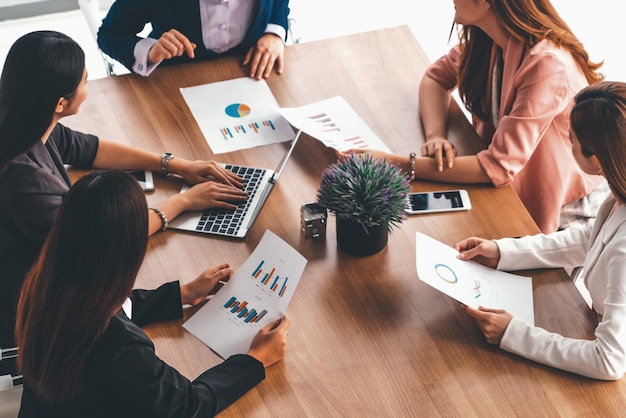 Mujeres de negocios en una reunión con computadora portátil en la mesa