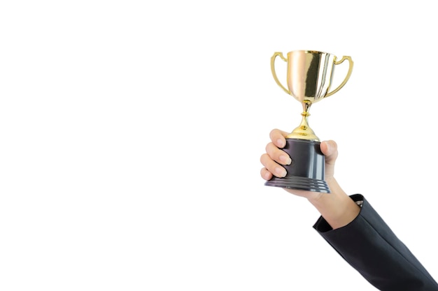 Las mujeres de negocios sostienen un trofeo que muestra el éxito hasta recibir el premio Champion golden trophy para el ganadorxDxAWhite fondo aislado